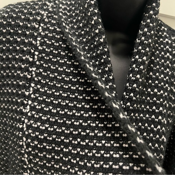 AMANDA GREEN Wool Blend Heavy Cape Style Patterned B & W Knit Cardigan Sweater L - Picture 3 of 9